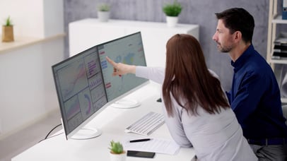 peoplr looking at data on screen 