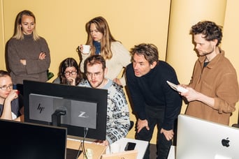 Ihmisiä katsomassa tietokoneen näyttöä yhdessä