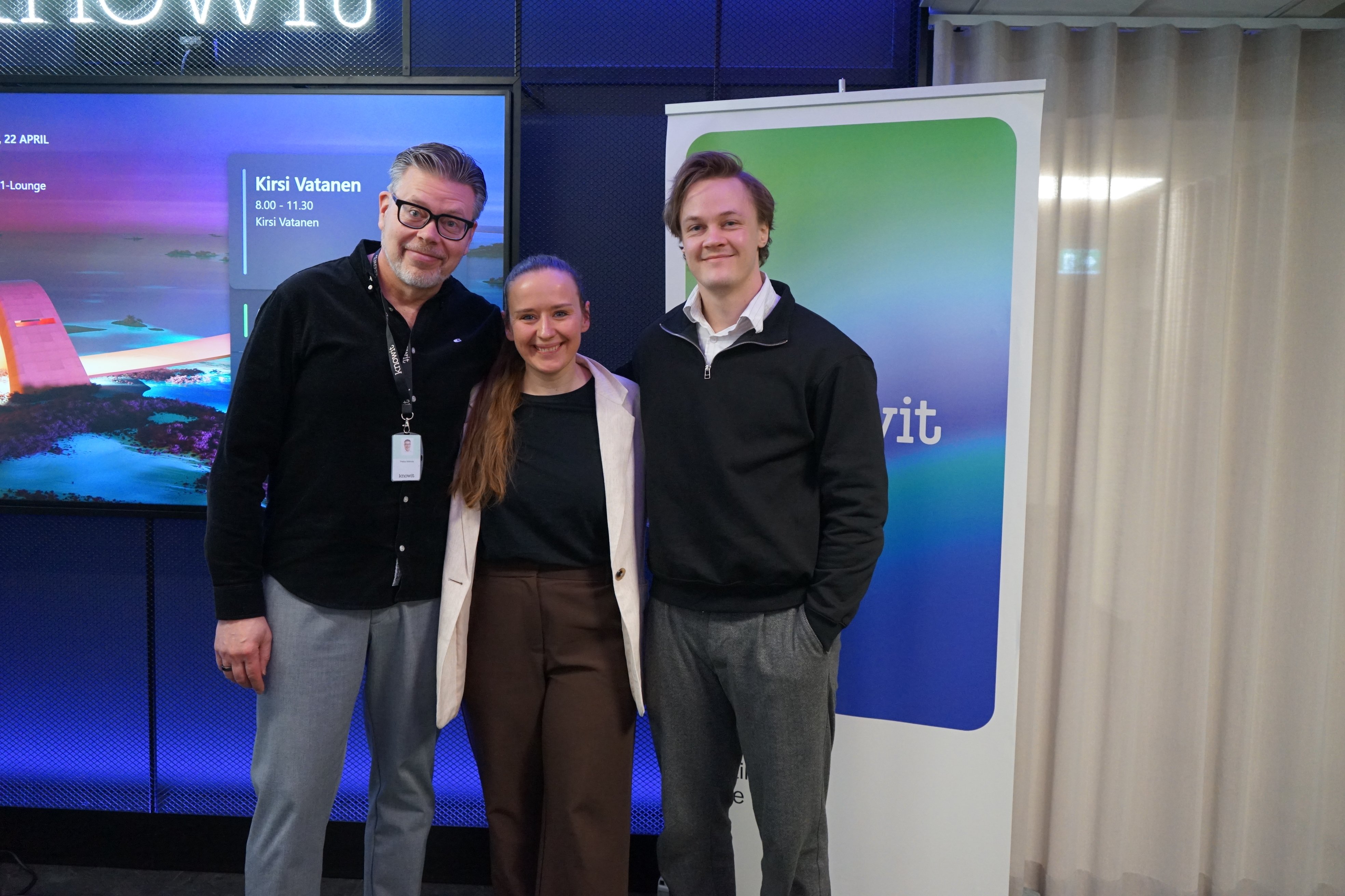  Vasemmalta oikealle: Pekka Mikkola, Julia Førde (Senior Data Engineer ja Databricks MVP) sekä Sigurd Johnsen Setså. Setså esitteli Vy-casen Knowitin Building Value with Modern Data & AI -tapahtumassa.  
